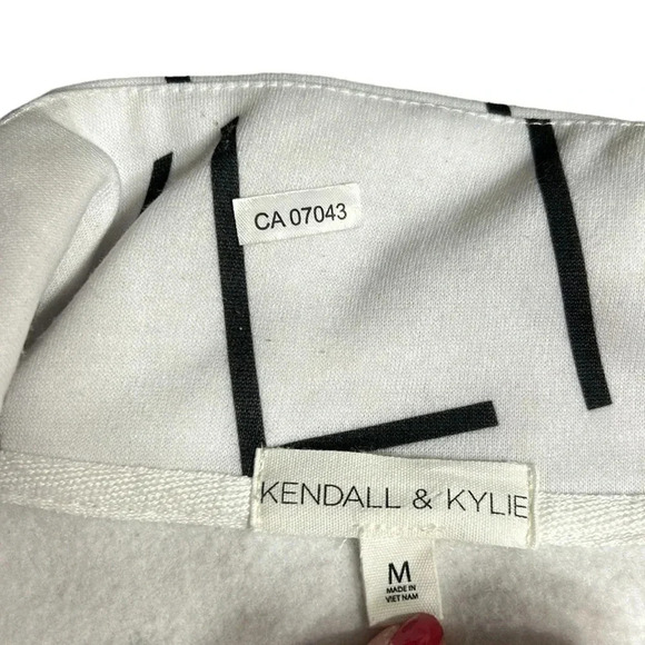 KENDALL  & KYLIE sweater,women medium. White,logon, graphic,pull over,toggle,EC - Picture 9 of 14